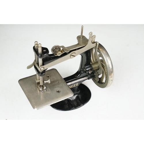 177 - Early 20th century Miniature Singer Sewing Machine No. 20 with the original instruction leaflet and ... 