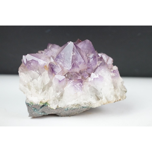 178 - Collection of crystals & minerals to include amethyst, quartz, etc