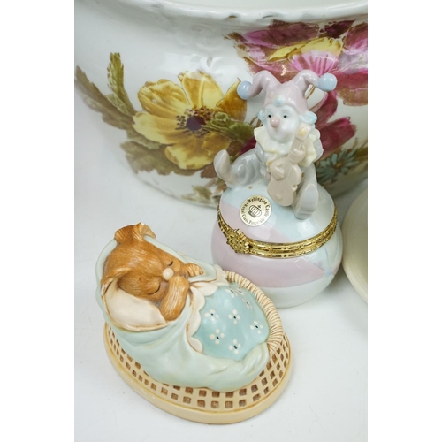 91 - Mixed ceramics to include Lladro 5500 Prayerful Moment, Nao 01053 Pequeno Pierrot Lector, Pendelfin,... 