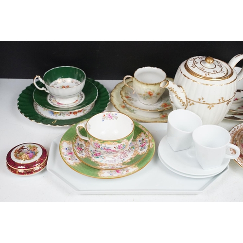 94 - Collection of mixed tea ware to include late 19th / early 20th C examples, mostly cups & saucers, fe... 