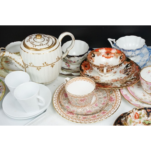 94 - Collection of mixed tea ware to include late 19th / early 20th C examples, mostly cups & saucers, fe... 