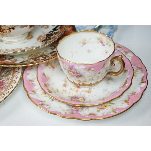 94 - Collection of mixed tea ware to include late 19th / early 20th C examples, mostly cups & saucers, fe... 