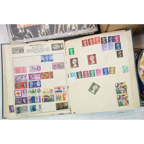 467 - Collection of British, Commonwealth & world stamps contained within albums and loose