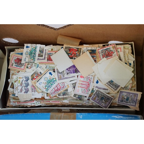 467 - Collection of British, Commonwealth & world stamps contained within albums and loose