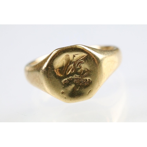 36 - 18ct gold hallmarked signet ring having a round head with engraved design. Hallmarked London 1921, s... 