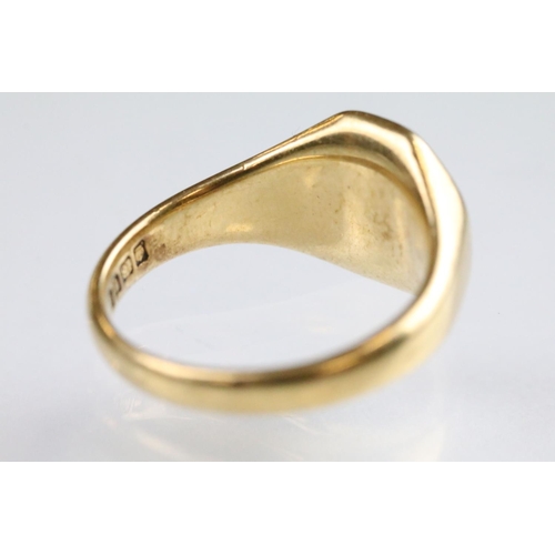 36 - 18ct gold hallmarked signet ring having a round head with engraved design. Hallmarked London 1921, s... 