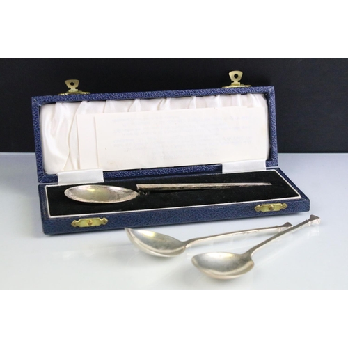 364 - Three silver hallmarked spoons to include a cochlear spoon (hallmarked Birmingham 1978) and a pair o... 