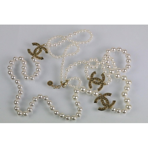 40 - Chanel - simulated pearl CC necklace having gold tone double C's set with pearls with a signed lobst... 