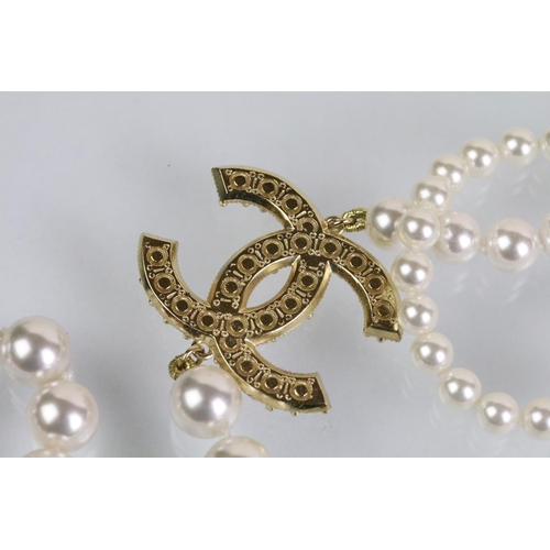 40 - Chanel - simulated pearl CC necklace having gold tone double C's set with pearls with a signed lobst... 