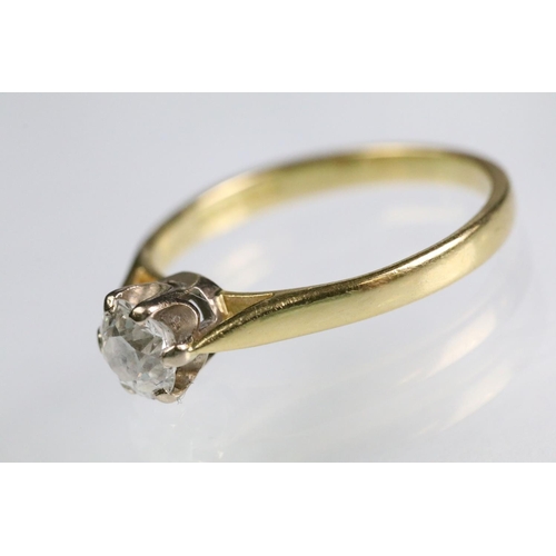 62 - 18ct gold and diamond solitaire ring. The ring prong set with a round old cut diamond. Diamond estim... 