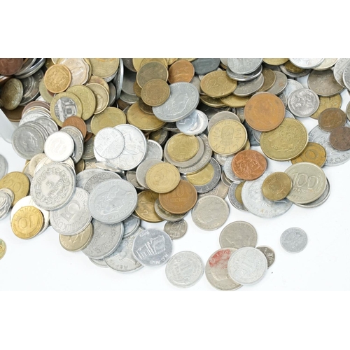 106 - A large collection of circulated World coins to include India, Switzerland, United States and a good... 