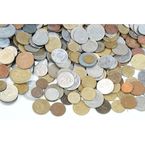 106 - A large collection of circulated World coins to include India, Switzerland, United States and a good... 