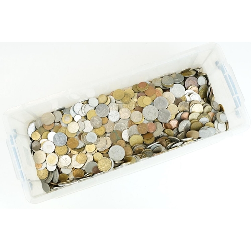 106 - A large collection of circulated World coins to include India, Switzerland, United States and a good... 