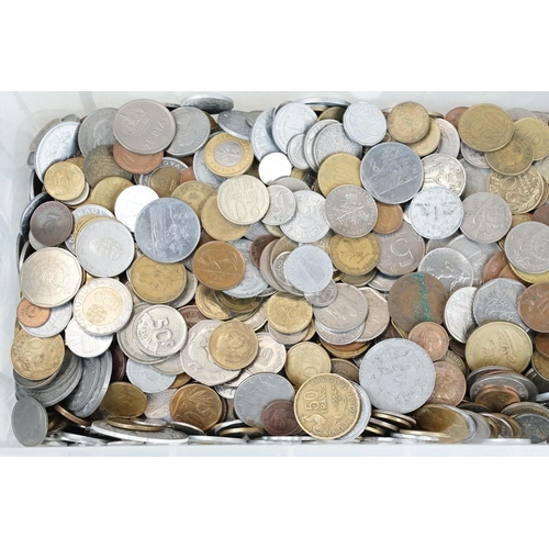 106 - A large collection of circulated World coins to include India, Switzerland, United States and a good... 