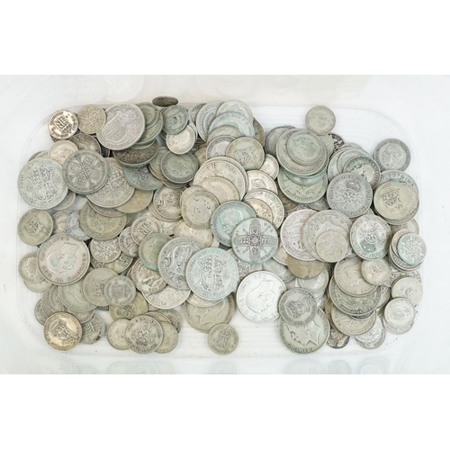 20 - A collection of British pre decimal circulated silver coins to include pre 1947 and pre 1920 example... 