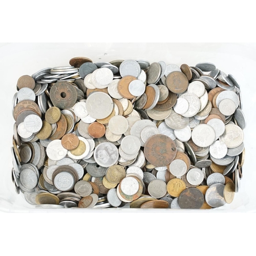 21 - A collection of mixed World coins to include some silver examples.