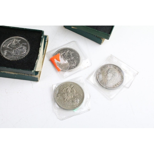 116 - A collection of British commemorative crown coins to include silver examples.