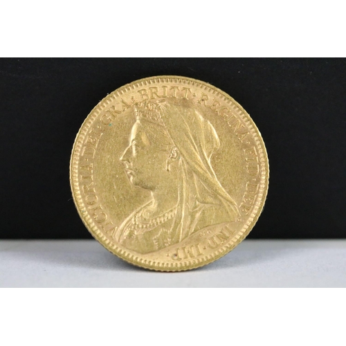 126 - A British Queen Victoria 1900 gold half sovereign coin.