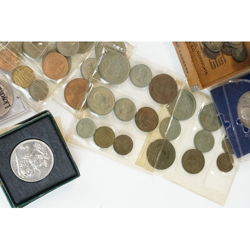 82 - A collection of mainly British circulated and uncirculated coins to include Victorian silver example... 