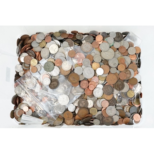 88 - A large collection of British pre decimal and world coins to include a small quantity of silver exam... 