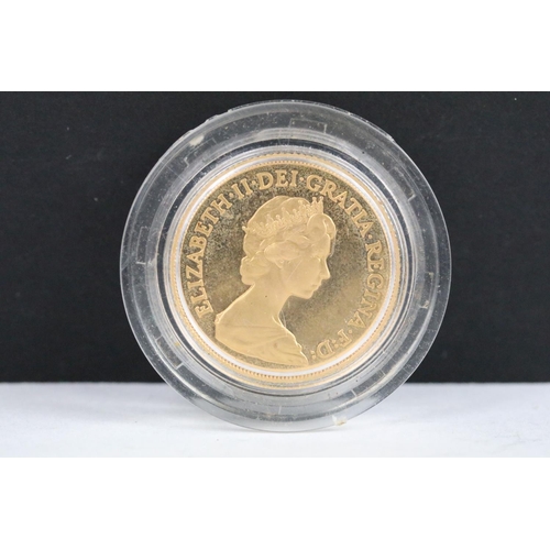 41 - A British Queen Elizabeth II 1980 gold full sovereign coin.