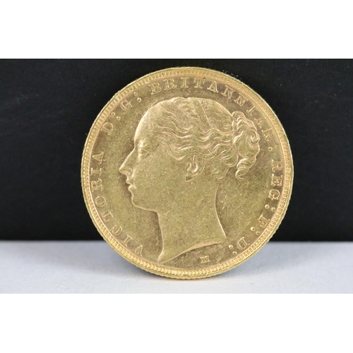 46 - A British Queen Victoria 1886 gold full sovereign coin.