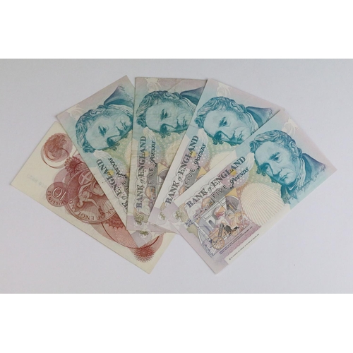 55 - A collection of mixed British circulated and uncirculated banknotes with various chief cashiers to i... 