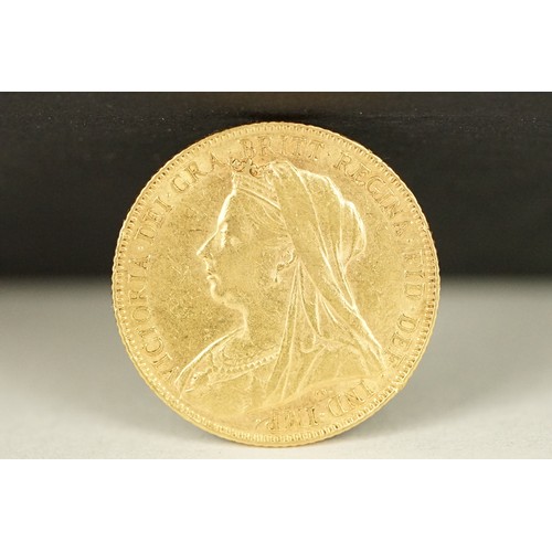 212 - A British Queen Victoria 1900 gold full sovereign coin.