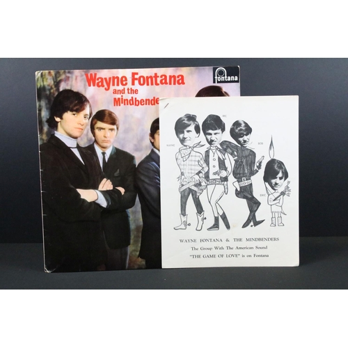 136 - Vinyl & Autographs - Wayne Fontana & The Mindbenders self titled LP on Fontana (TL5230) fully signed... 