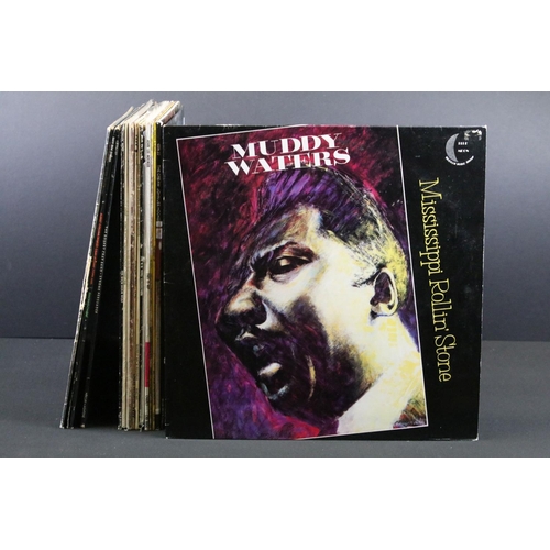 142 - Vinyl - 18 Blues LPs to include Muddy Waters x 2, John Lee Hooker x 5 (one with no sleeve), BB King,... 