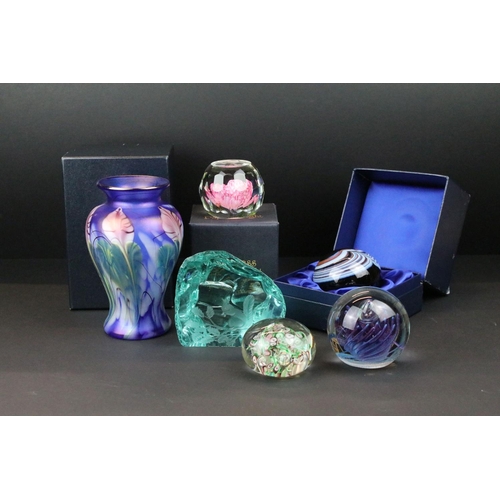 75 - Group of 20th century glassware to include an Okra vase (boxed, approx 16.5cm high), Swedish glass p... 