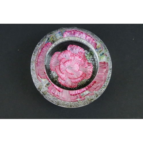 75 - Group of 20th century glassware to include an Okra vase (boxed, approx 16.5cm high), Swedish glass p... 