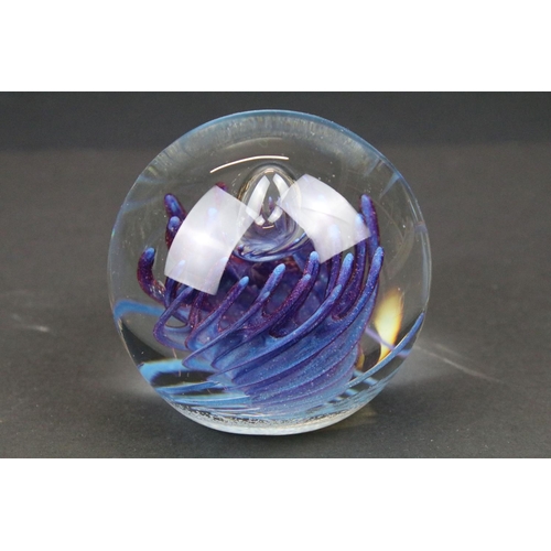 75 - Group of 20th century glassware to include an Okra vase (boxed, approx 16.5cm high), Swedish glass p... 