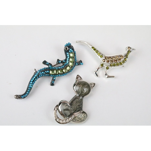 259 - Fifteen Costume Jewellery Brooches including Enamelled Butterflies, Art Deco style, Lucite Cicada, e... 