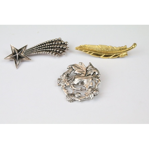 259 - Fifteen Costume Jewellery Brooches including Enamelled Butterflies, Art Deco style, Lucite Cicada, e... 