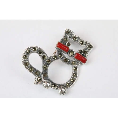 272 - Silver novelty cat brooch with red jasper whiskers