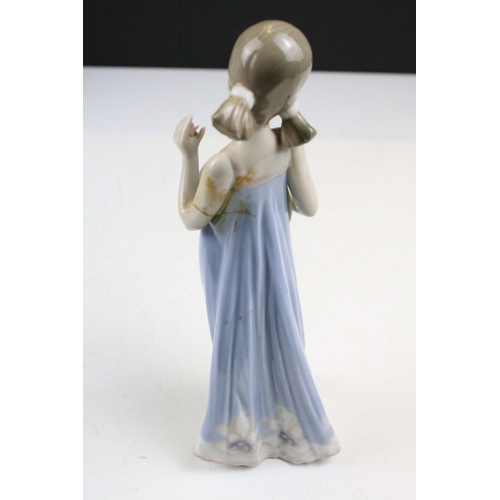 95 - Collection of 11 porcelain figures to include Lladro & Nao, featuring Lladro 4568 Shepherdess with D... 