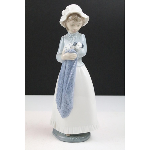 95 - Collection of 11 porcelain figures to include Lladro & Nao, featuring Lladro 4568 Shepherdess with D... 