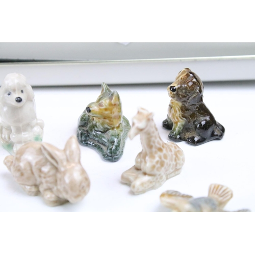 98 - Group of Carlton Ware lustre ware to include a 'walking ware' tea set for one, together with a colle... 