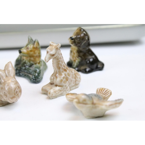 98 - Group of Carlton Ware lustre ware to include a 'walking ware' tea set for one, together with a colle... 