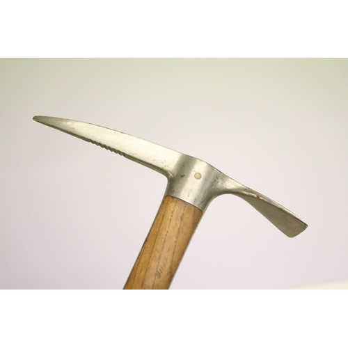 442 - Early 20th century ebonised wooden walking stick with silver hallmarked pommel (approx 92cm long), t... 