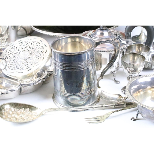 479 - Collection of mixed silver plate to include berry spoons, teapot, coffee pot, tankard, hot water jug... 