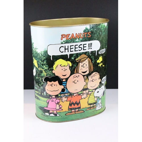 483 - Mixed collectables to include an early-to-mid 20th century clockwork toy with key, Peanuts bin, Supe... 