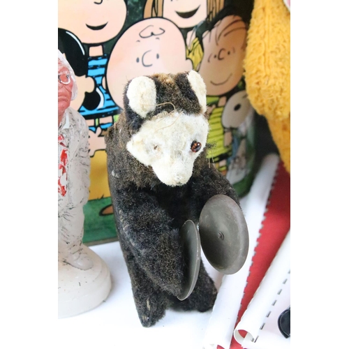 483 - Mixed collectables to include an early-to-mid 20th century clockwork toy with key, Peanuts bin, Supe... 