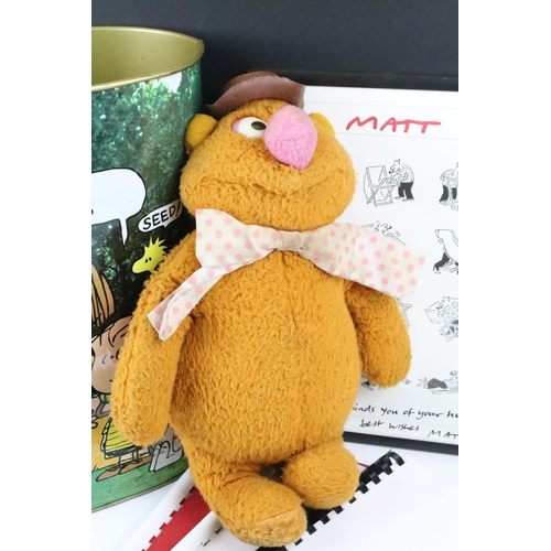 483 - Mixed collectables to include an early-to-mid 20th century clockwork toy with key, Peanuts bin, Supe... 