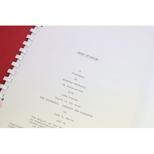 483 - Mixed collectables to include an early-to-mid 20th century clockwork toy with key, Peanuts bin, Supe... 