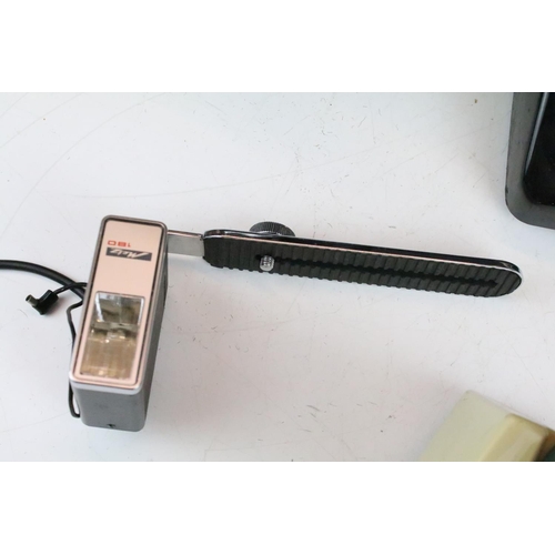 484 - Two vintage telephones to include 'The Queen's Silver Jubilee' telephone, a Mamiya MSX 500 camera, T... 