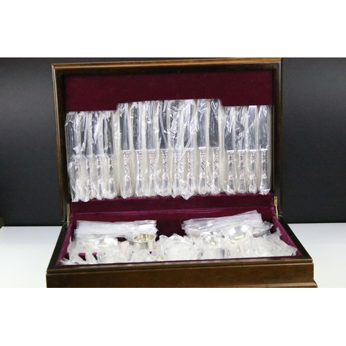 513 - K. Bright of Sheffield - An eight setting canteen of silver plated cutlery, together with a silver h... 