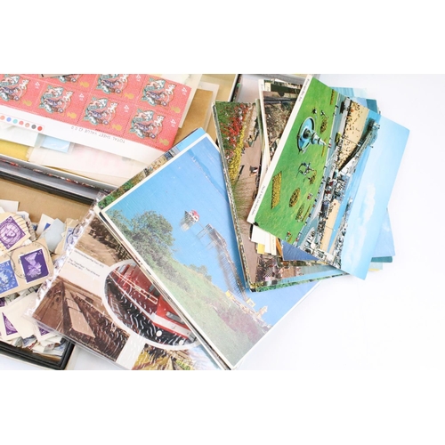 395 - Collection of postcards, cigarette cards, picture cards, first day covers, etc, featuring The Royal ... 