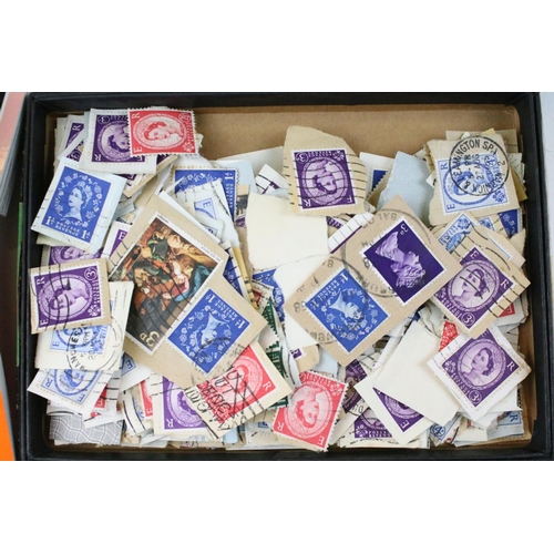 395 - Collection of postcards, cigarette cards, picture cards, first day covers, etc, featuring The Royal ... 